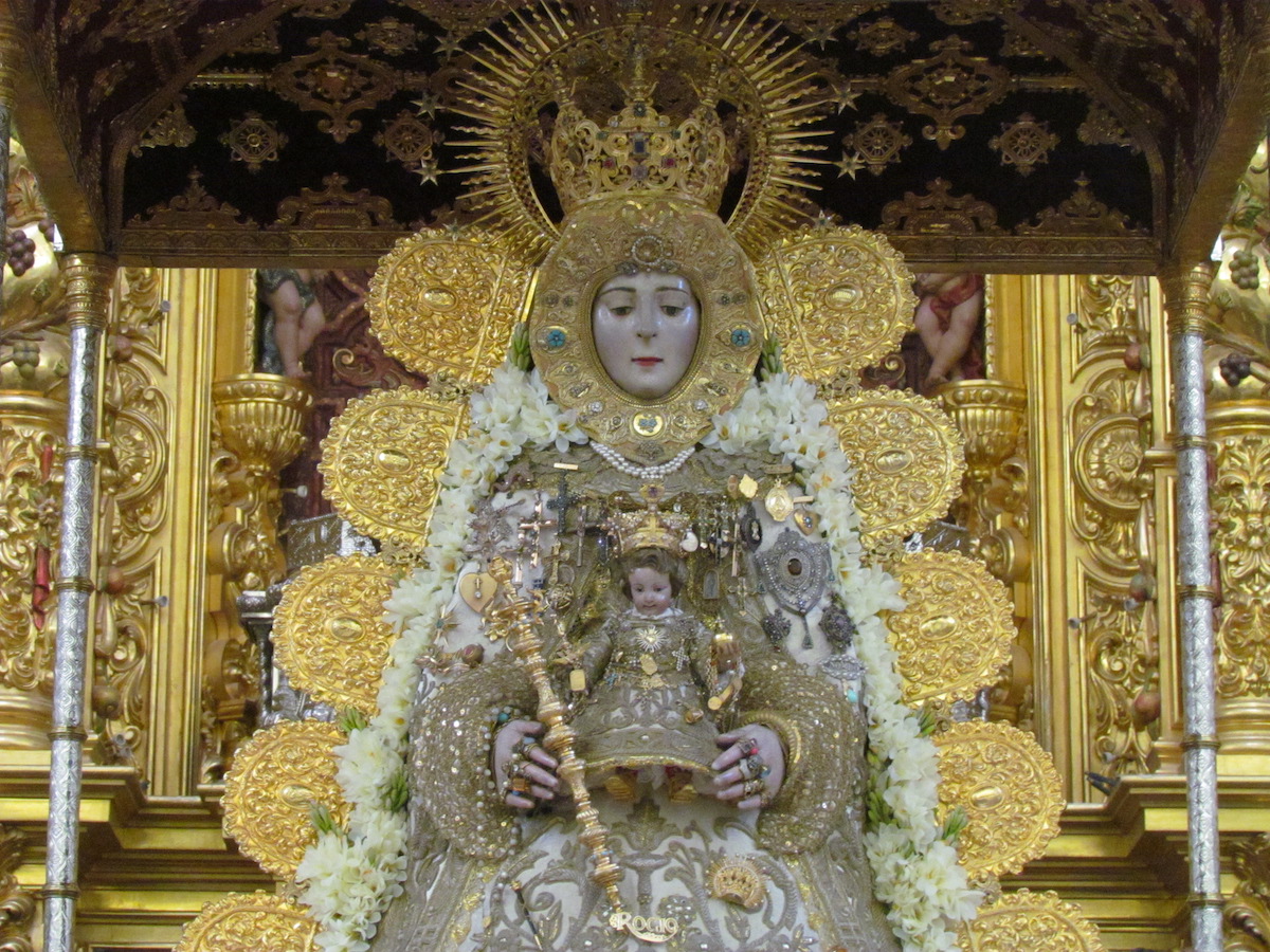 La Virgen del Rocío ya está en su paso para la Romería 2016
