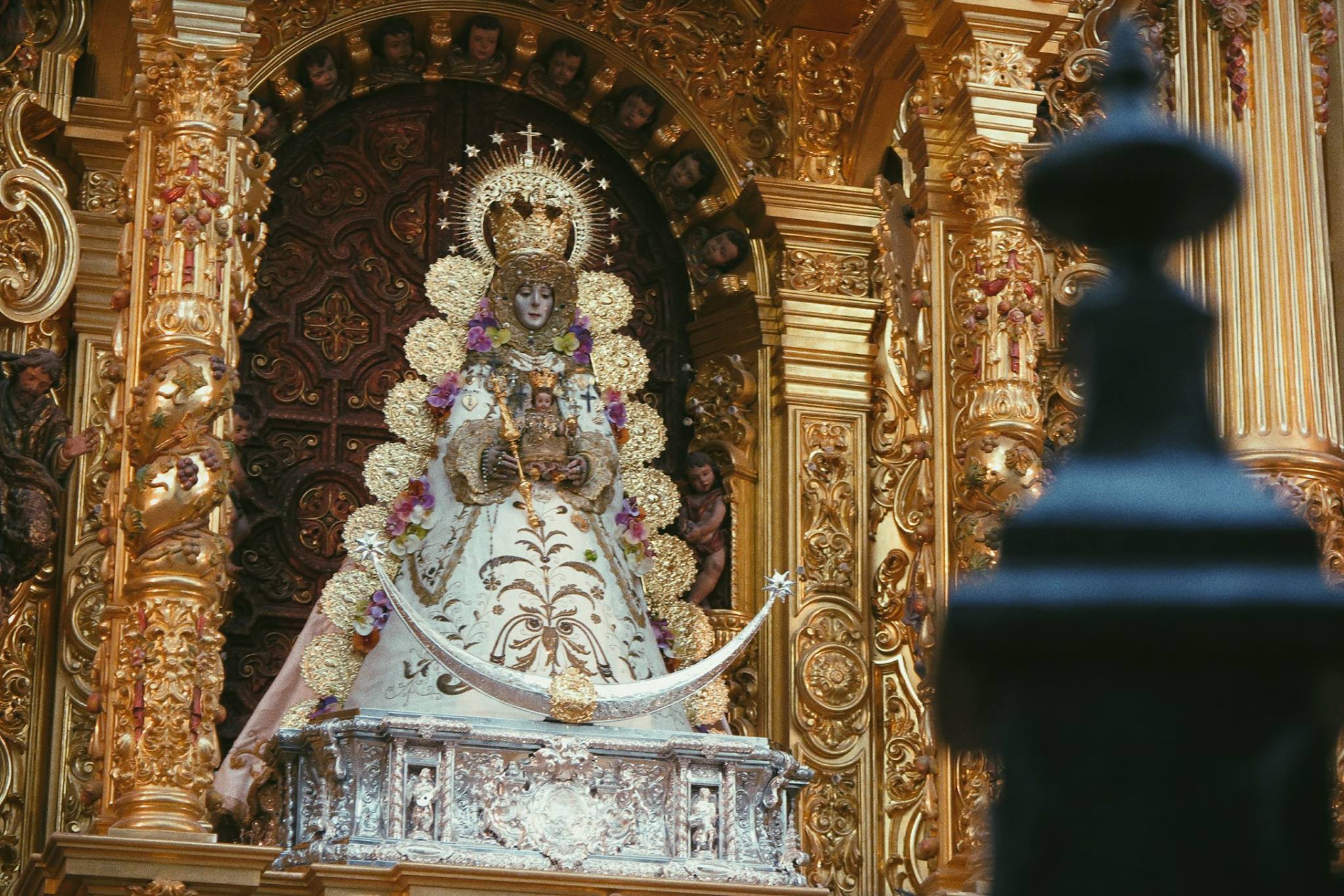 La Virgen del Rocío, entronizada de nuevo en la peana de su camarín