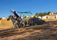Hinojos celebra las carreras de cintas a caballo en la feria.