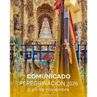 Altar mayor dorado de la ermita con la Virgen del Rocío al fondo y en primer plano estandartes y la insignia de la hermandad