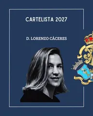 Retrato en blanco y negro de un hombre joven con cabello largo y lacio sobre fondo azul junto al escudo heráldico de una hermandad religiosa