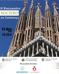Detalle de las torres y fachada principal de la Sagrada Familia bajo un cielo despejado con texto informativo del II Encuentro Rociero en Cataluña 2026
