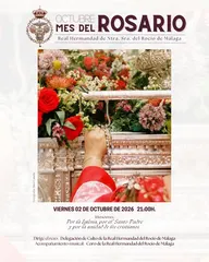 Mano de una persona con manga roja depositando un rosario sobre un paso decorado con flores frescas y elementos dorados