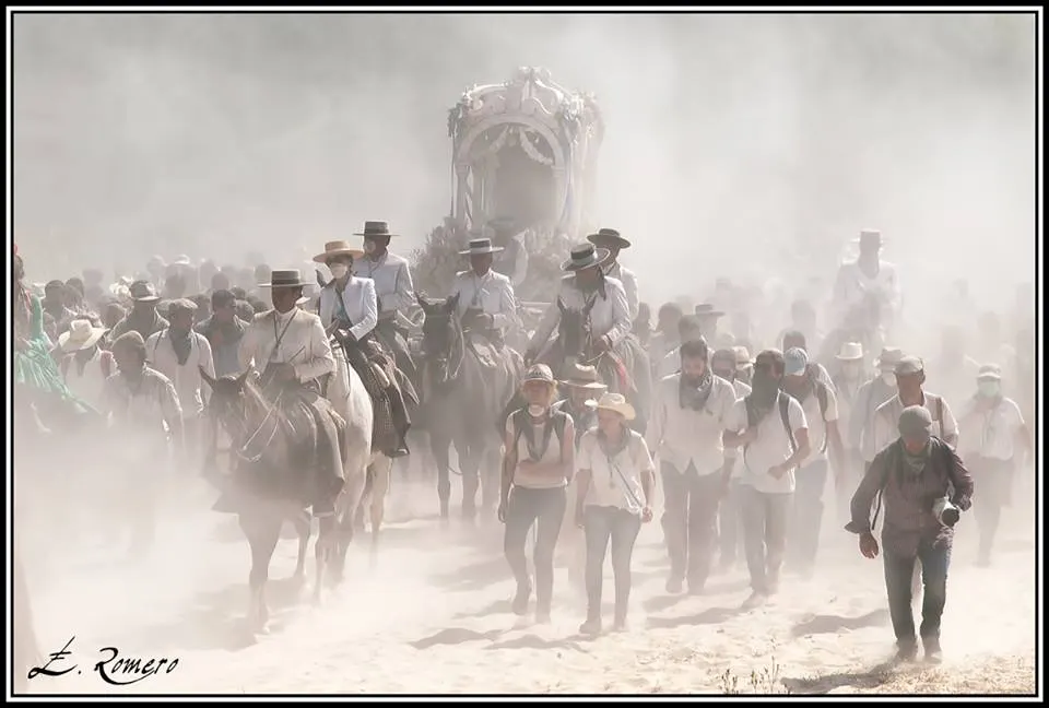 Peregrinos avanzando entre el polvo, fotografía de Esteban Romero Cartes
