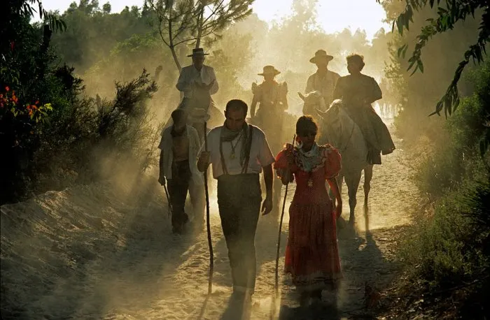 Peregrinos caminando entre el polvo, fotografía de Tino Soriano