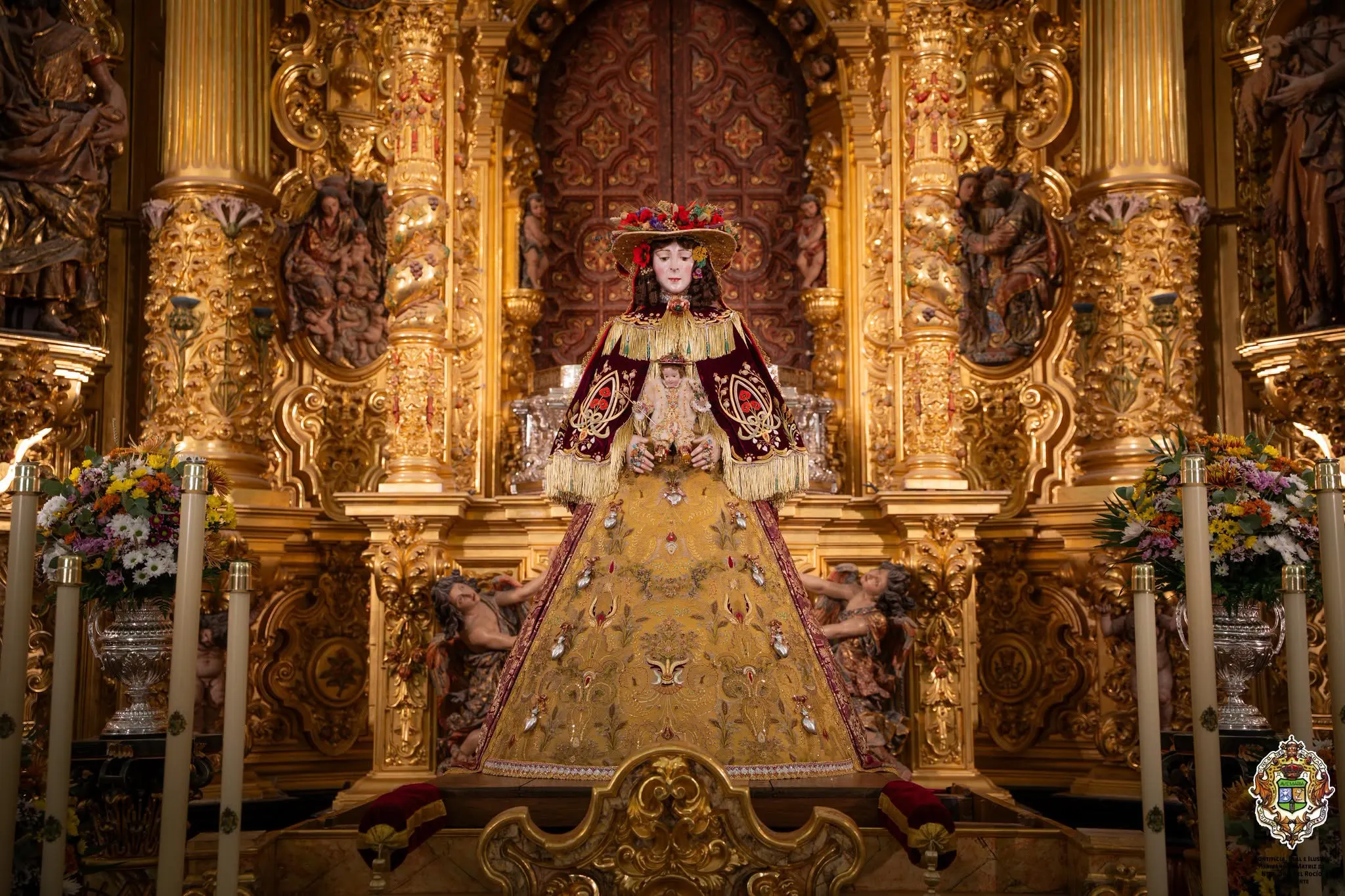 La Virgen del Rocío vestida de Pastora para su traslado a Almonte