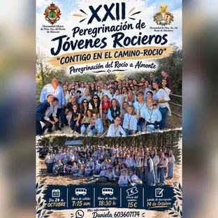 Grupo numeroso de jóvenes y adultos posando al aire libre en un entorno natural durante la peregrinación rociera con cielo despejado y árboles al fondo