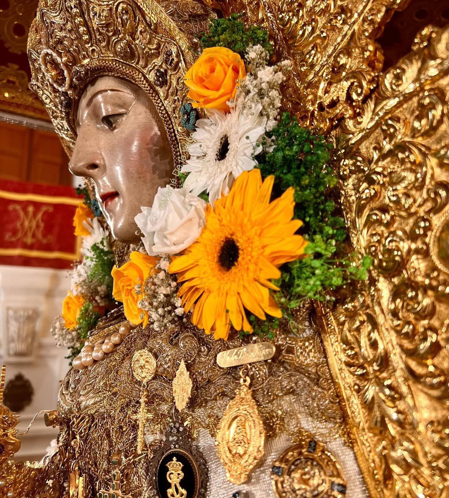 La Virgen del Rocío, entronizada de nuevo en la peana de su camarín