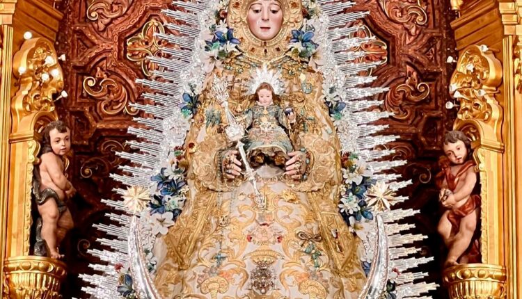 Preparativos para la Inmaculada 2024 – La Virgen con el traje del taller de bordados de la Matriz