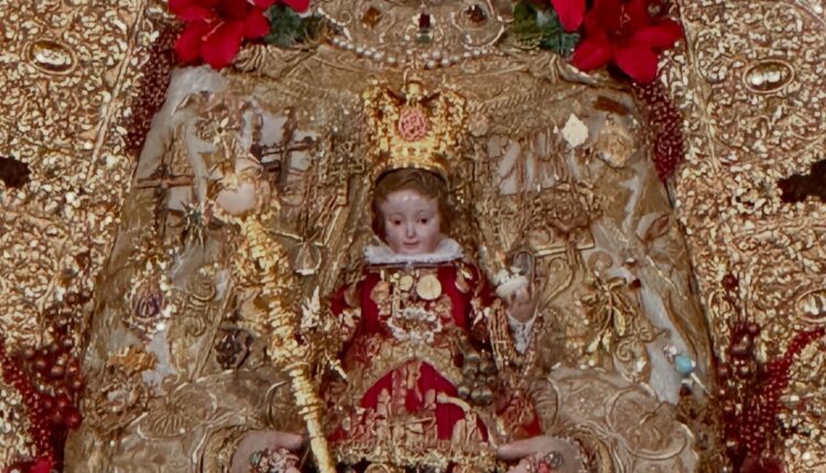 La Virgen del Rocío vestida para celebrar la Natividad del Señor 2024